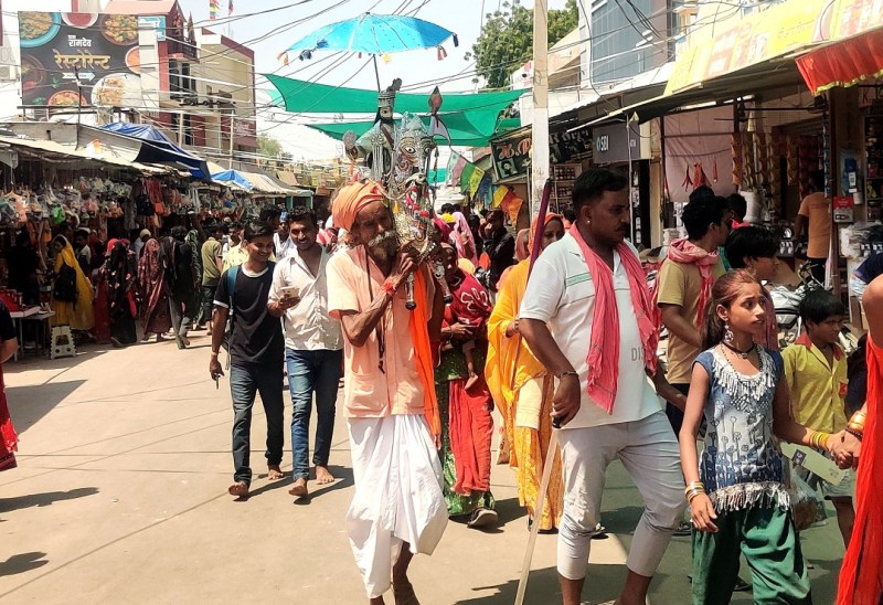 मान्यता- यात्रा में साथ चलते है बाबा... इसलिए लेते है उनका भी टिकट