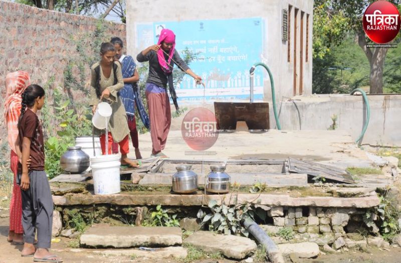 Watch Video : सागर के पास भी प्यासे, यहां मटकी में पानी लाने की मजबूरी