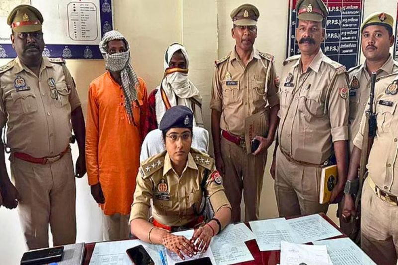 Police apprehended 2 wanted Many police stations in Up Bihar are looking for naxalites