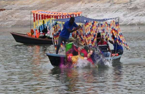 सोमवार को श्रद्धालुओं की भीड़ खारुन नदी के तट पर पहुंचे थे। 