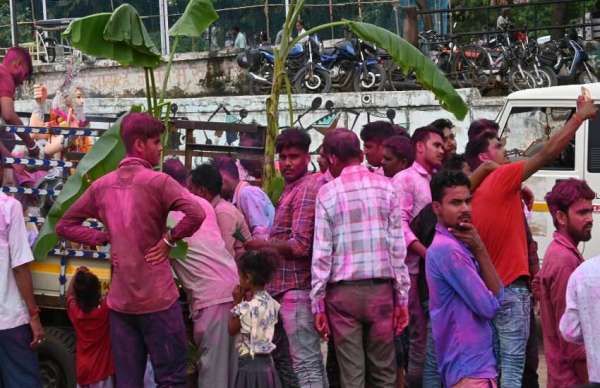 आरती पूजा के बाद भगवान को नदी में नाव के सहारे विषर्जन किया गया।