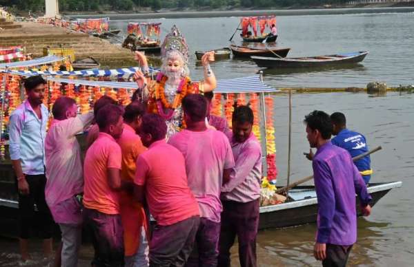  विषर्जन करने से पहले उत्सव को यादगार बनाने के लिए सेल्फी लेते दिखाई दिए।