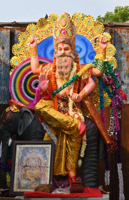 भगवान विश्वकर्मा की मूर्ति