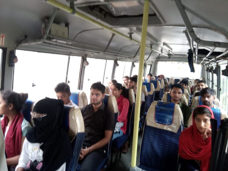 बस में बैठकर विश्वविद्यालय पहुंचे छात्र, भागदौड़ से मिली राहत