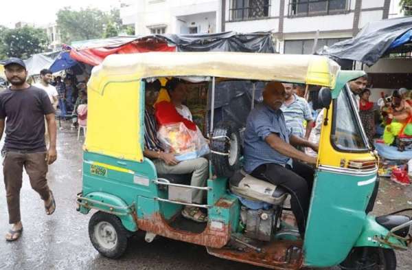 गणपति महोत्सव आज से, ढोल नगाड़े के साथ बप्पा को घर ले जाते लोग