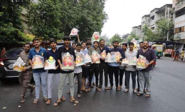 गणपति महोत्सव आज से, ढोल नगाड़े के साथ बप्पा को घर ले जाते लोग