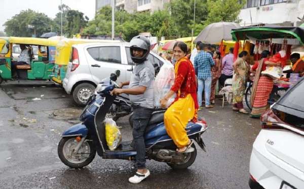 गणपति महोत्सव आज से, ढोल नगाड़े के साथ बप्पा को घर ले जाते लोग