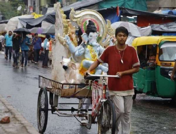 गणपति महोत्सव आज से, ढोल नगाड़े के साथ बप्पा को घर ले जाते लोग