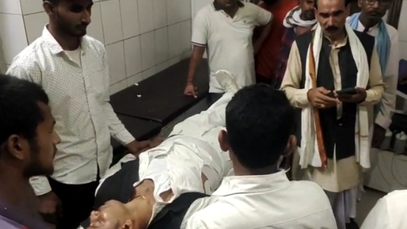 Gonda: बाजार से वापस लौटते समय प्रधान के बेटे को मारी गोली, मेडिकल कॉलेज रेफर