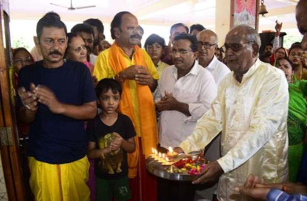 गणेश चतुर्थी पर आरती में उमड़े हजारों भक्त