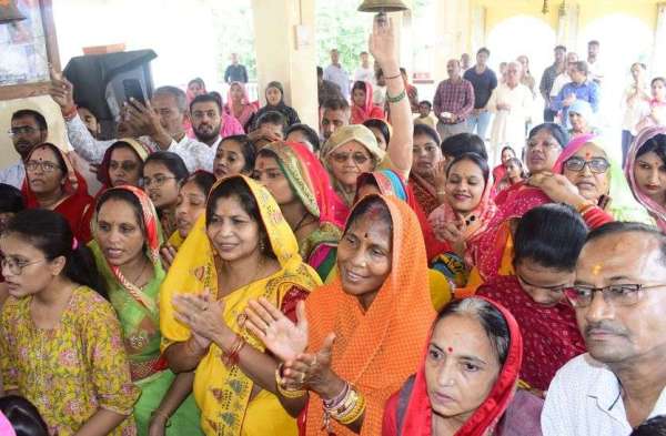 गणेश चतुर्थी पर आरती में उमड़े हजारों भक्त