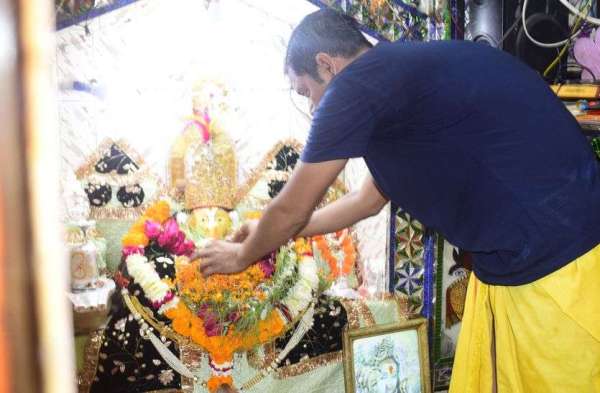 गणेश चतुर्थी पर आरती में उमड़े हजारों भक्त