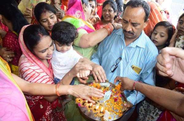 गणेश चतुर्थी पर आरती में उमड़े हजारों भक्त