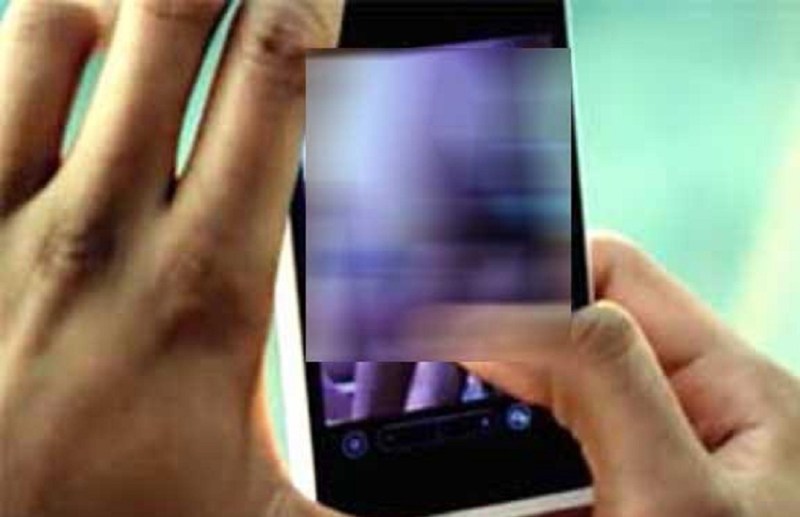 26 वर्षीय युवती का इस हालत में वायरल हुआ वीडियो, whatsapp से पहुंचा लोगों तक, थाने में केस दर्ज