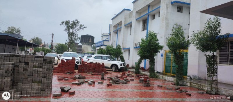 मुखर्जी अस्पताल परिसर में लगे पेवर ब्लॉक