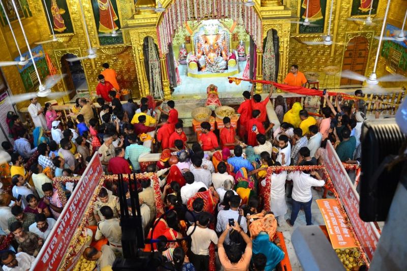 गढ़ से मोती डूंगरी तक गूंज उठे जयकारे, घर-घर श्रीगणेश जन्मोत्सव