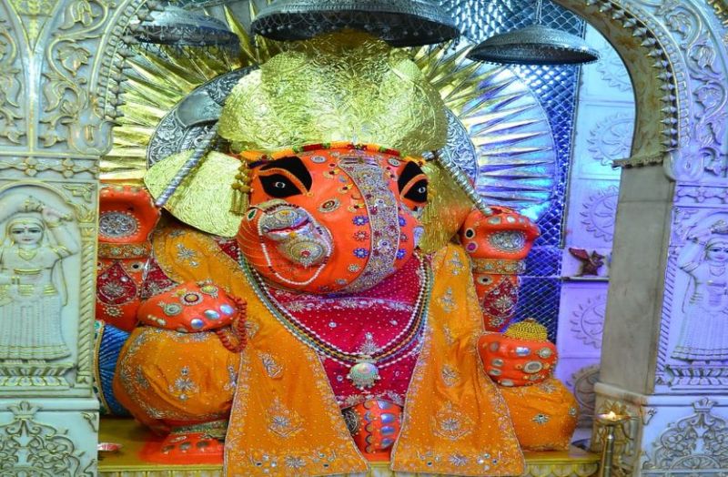 राजशाही पोशाक पहन और स्वर्ण मंडित मुकुट धारण कर गणेशजी ने दिए दर्शन