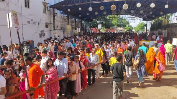 Devotees of Moti Dungri Ganeshji gathered, queues formed