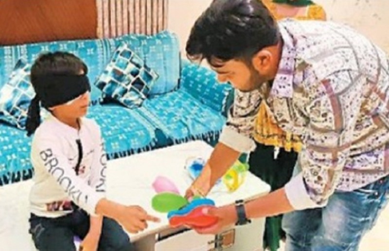 7 साल के बच्चे का टैलेंट देख उड़ जाएंगे होश.. आंख में पट्टी बांधकर पढ़ सकता है अखबार, पैर के नीचे रखे नोट के नंबर जान सकता है
