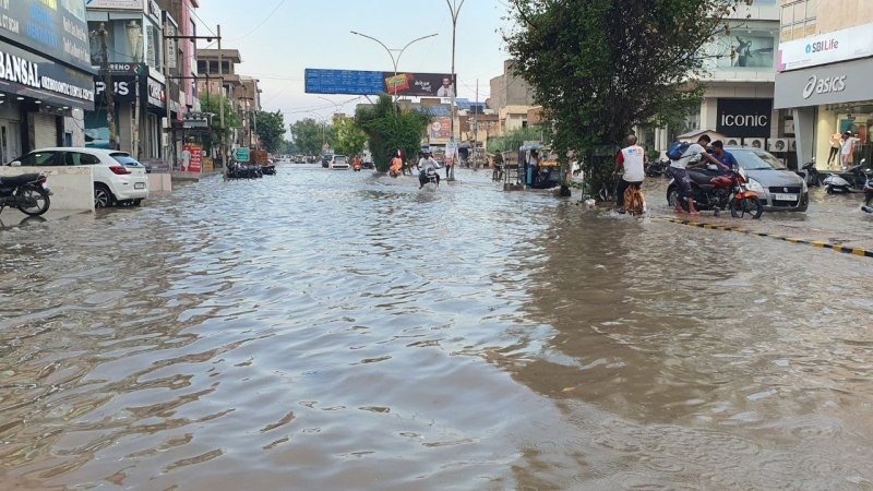 शहर डूबते देख पार्षदों ने किया प्रदर्शन