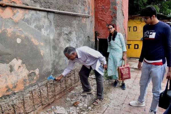  जहां मारा हथौड़ा, वहीं मिली पोल