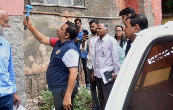  जहां मारा हथौड़ा, वहीं मिली पोल