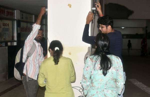  जहां मारा हथौड़ा, वहीं मिली पोल