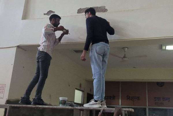  जहां मारा हथौड़ा, वहीं मिली पोल