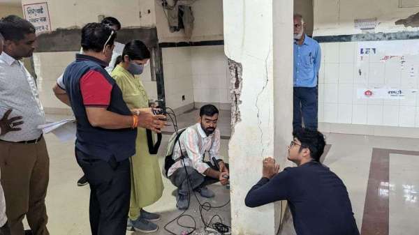  जहां मारा हथौड़ा, वहीं मिली पोल