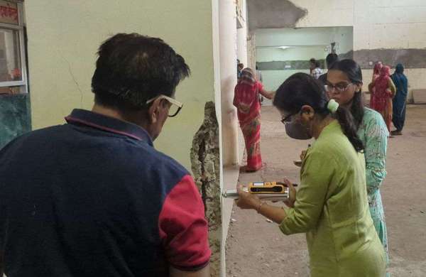  जहां मारा हथौड़ा, वहीं मिली पोल