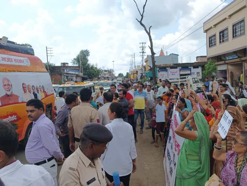 आशीर्वाद की उम्मीद, मिली चुनाव बहिष्कार की चेतावनी