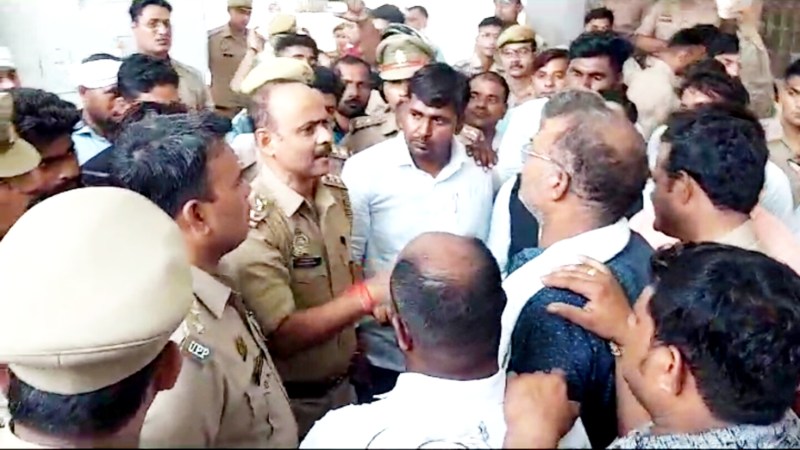 Kanpur news: एसपी कार्यालय के बाहर परिजनों का हंगामा, वजह जानकार आप भी रह जाएंगे हैरान