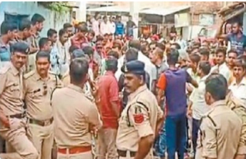 कब्रिस्तान में शव दफनाने पर मचा बवाल, घंटों तक नेताओं ने किया विरोध, पुलिस ने लिया एक्शन