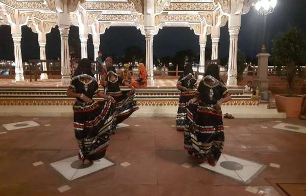  नदी का सुंदर किनारा