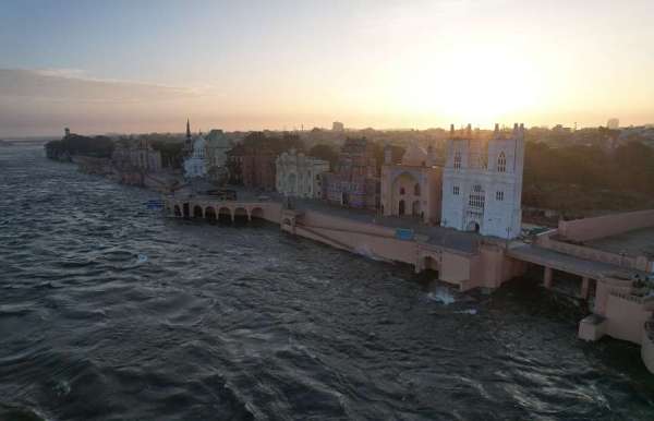  नदी का सुंदर किनारा