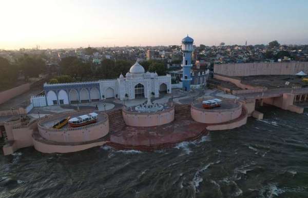  नदी का सुंदर किनारा