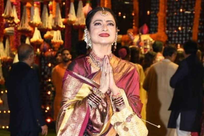 rekha_attends_nita_ambani_and_mukesh_ambani_ganesh_chaturthi_puja_.jpg