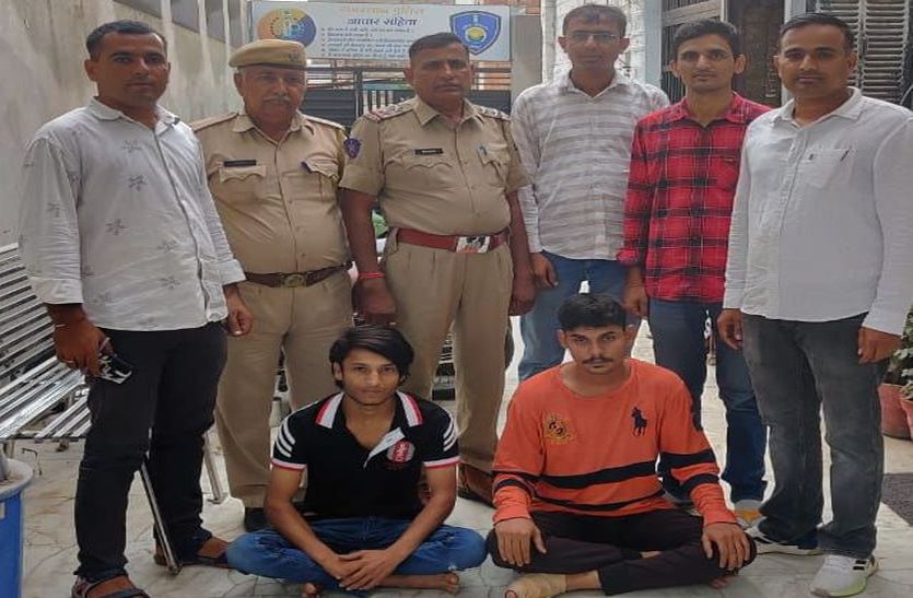 रात दो बजे महिला से बैग लूटा, दोनों युवक गिरफ्तार