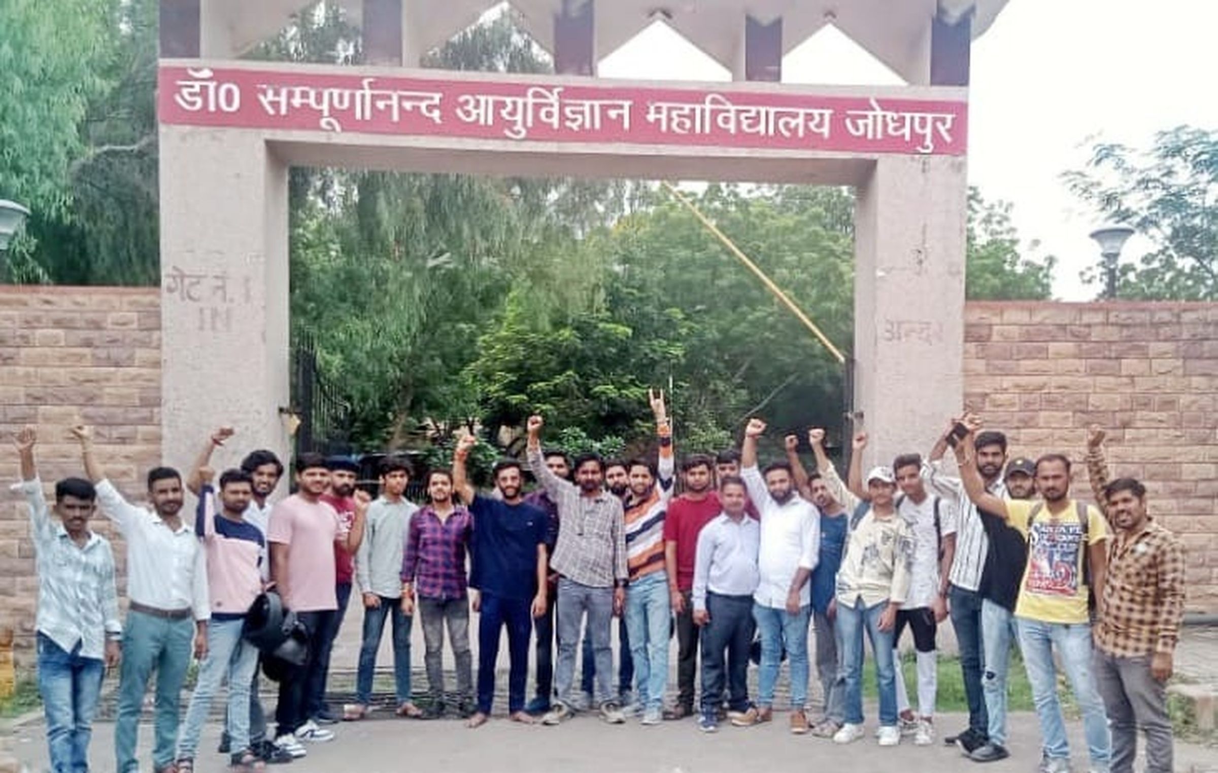 agitation: ठेकाकर्मी हड़ताल पर उतरे, तीनों बड़े अस्पतालों में गड़बड़ाई व्यवस्था