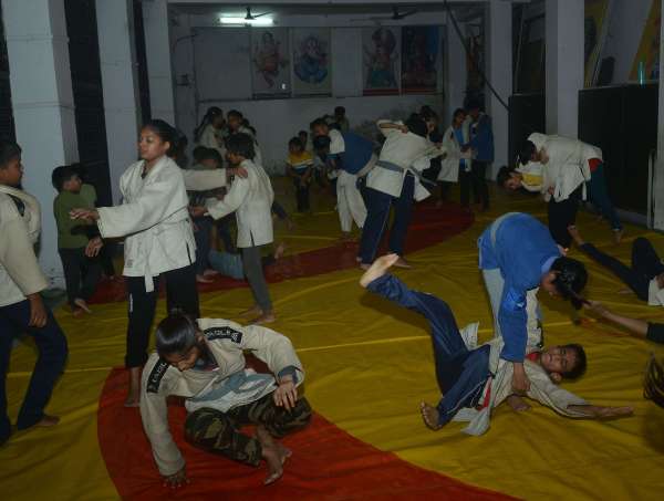 तंगहाली में संस्कृति बचाने में जुटे अखाड़ेबाज