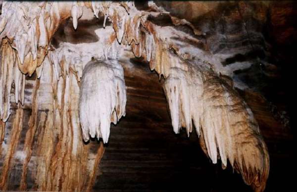 दंडक गुफा के अंदर भव्य झूमर जैसा है