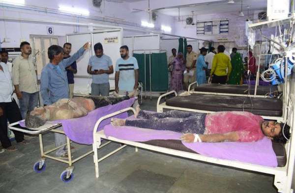 अडाण टूटा, तीन श्रमिक घायल