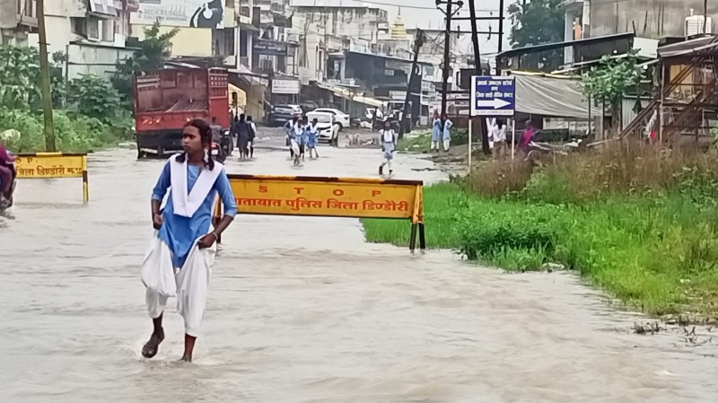 टापू में तब्दील हुआ यह गांव, झमाझम बारिश से दो नदियां उफान पर, 12 घंटे डूबा रहा पुल