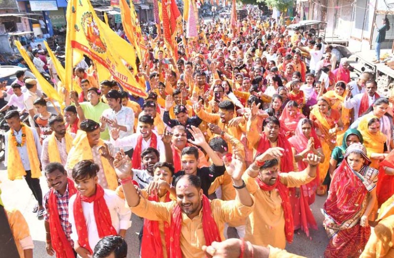 जयकारों से गूंज उठा शहर , ध्वज पूजन के बाद नाचते-गाते रवाना हुए श्याम पदयात्री