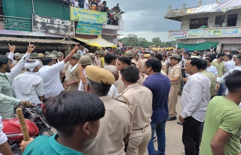 कांग्रेस नेता पर पिस्टल दिखाने का आरोप, मांगरोल में आमने-सामने हुए कांग्रेस व भाजपा कार्यकर्ता