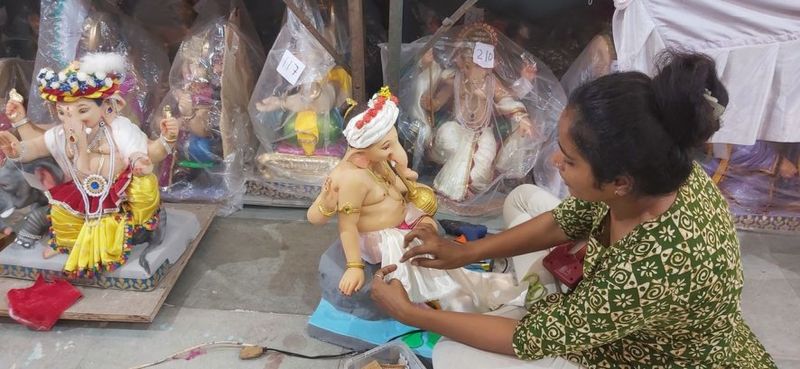 GANESH MAHOTSAV : विघ्नहर्ता के भक्त प्रदूषण विघ्न के प्रति हो रहे जागरूक, मिट्टी की प्रतिमा का बढ़ रहा चलन