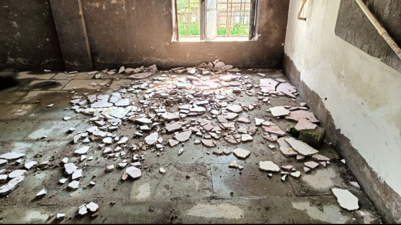 अचानक भरभराकर गिर गया स्कूल में कक्षा की छत का प्लास्टर