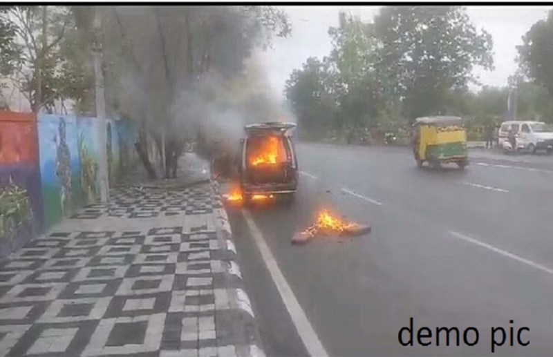 बिलासपुर में हादसा... विद्यार्थियों से भरी वैन में लगी भीषण आग, आत्मानंद स्कूल की 3 बच्ची घायल