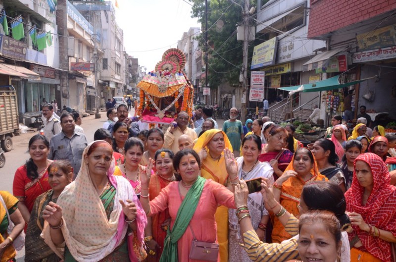 भगवान चक्रधर बने राधारानी, पहना 56 कली का लहंगा