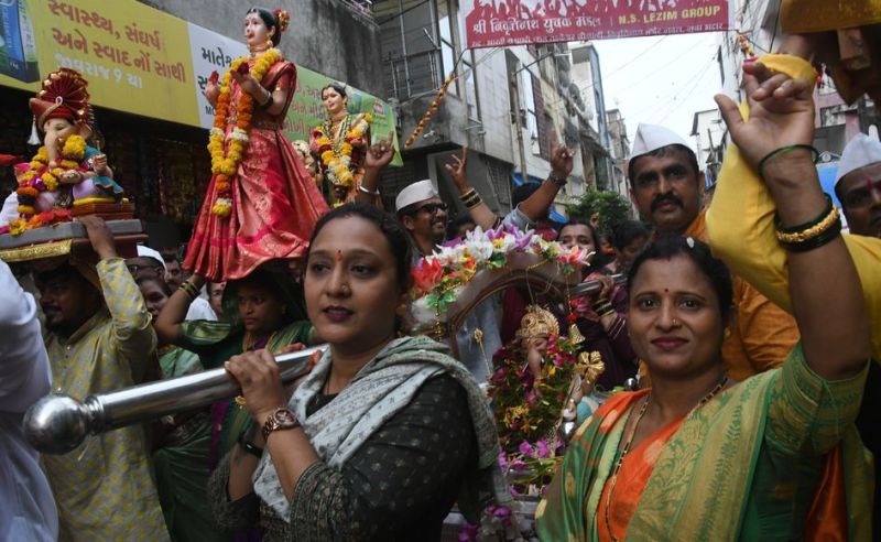 SURAT NEWS DAYRI: भक्ति-भाव के साथ गौरी-गणेश की विदाई